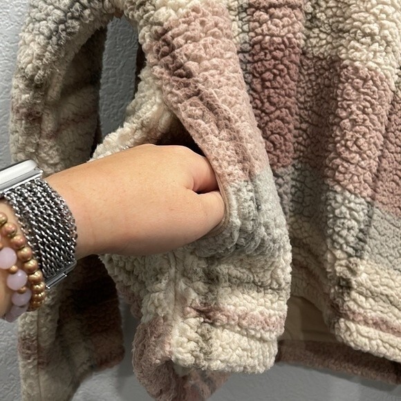 Thread & Supply Cream & Mauve Walking Poetry Wubby Sherpa Pullover Size Medium - Picture 3 of 8